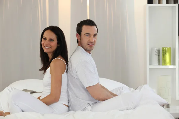 Paret sitter på en säng — Stockfoto