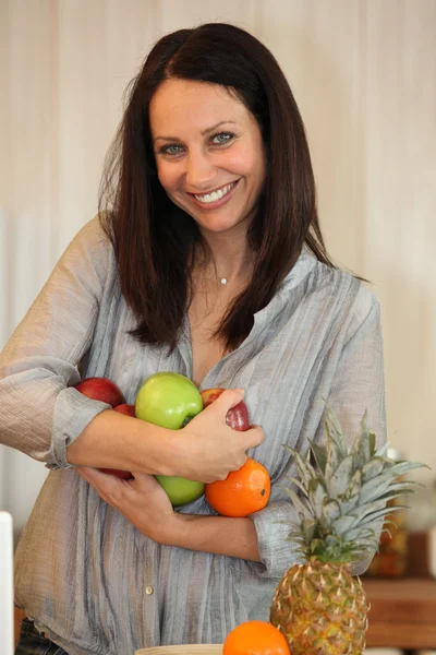 Mujer sosteniendo manzanas frescas —  Fotos de Stock