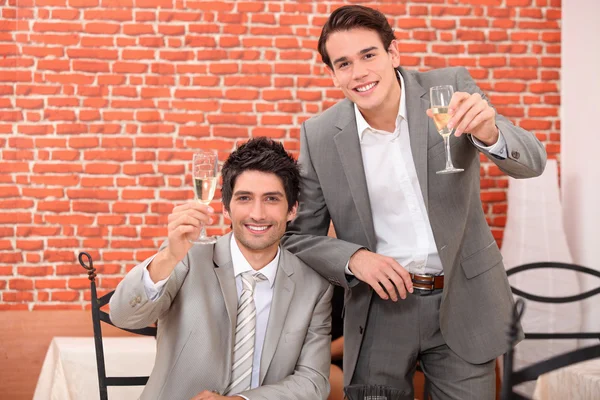 Dva mladí podnikatelé slaví úspěšný rok — Stock fotografie