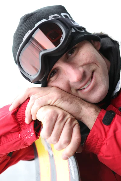 用手在滑雪板上休息的滑雪者的肖像 — 图库照片