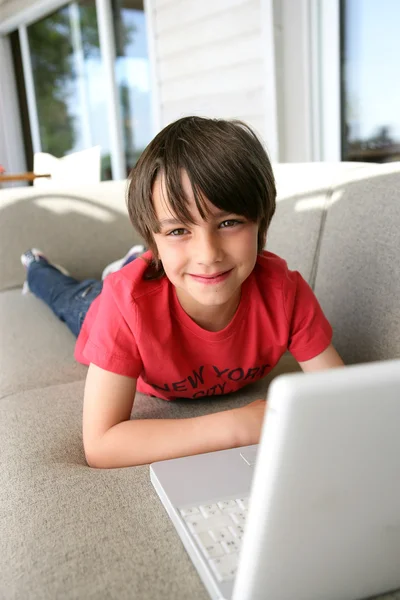 年轻男孩用一台笔记本电脑 — 图库照片