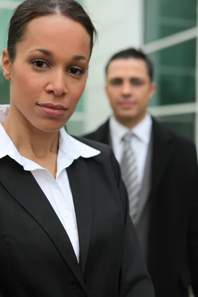 ビジネスの若いカップルが彼らのオフィスの前に立つ — ストック写真