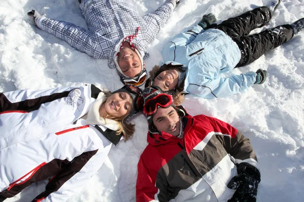Freunde spielen im Schnee — Stockfoto