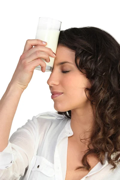 Durstige Frau trinkt Milch — Stockfoto