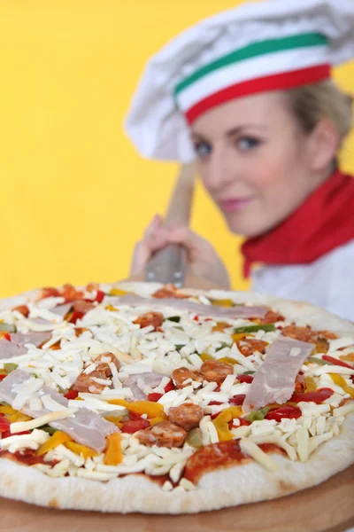 Um orgulhoso fabricante de pizza — Fotografia de Stock