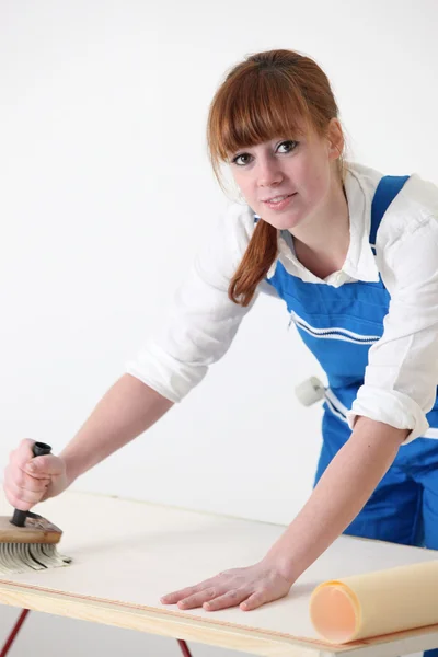 Decoratore femminile con carta da parati — Foto Stock