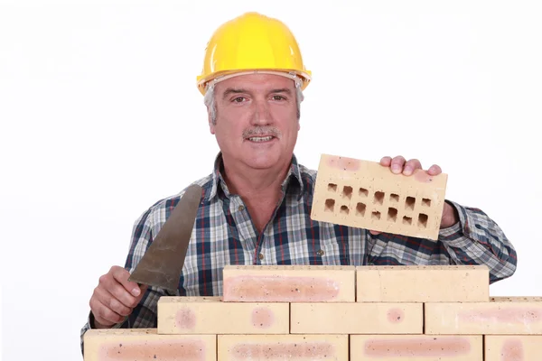 Bricklayer mur de construction — Photo