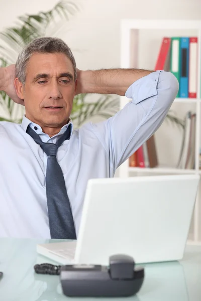 Hombre mayor con su portátil — Foto de Stock