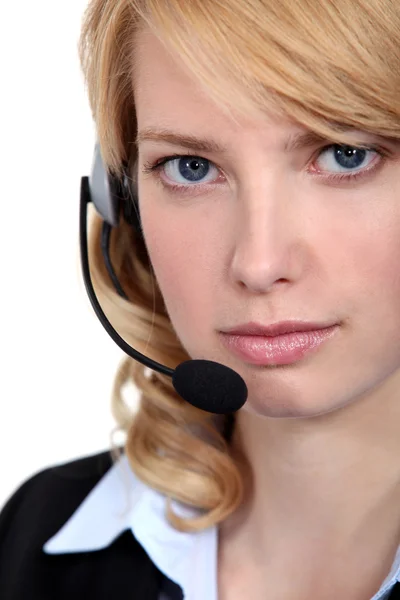 Jonge blonde receptioniste op de telefoon — Stockfoto