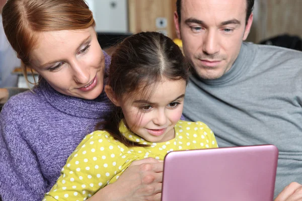 Pais e filha sentaram-se com laptop — Fotografia de Stock