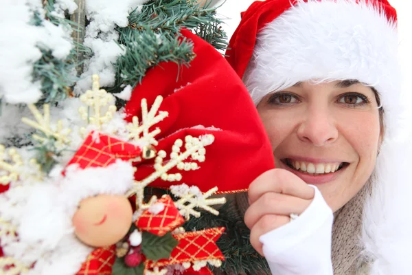 Donna in cappello festivo con decorazioni — Foto Stock