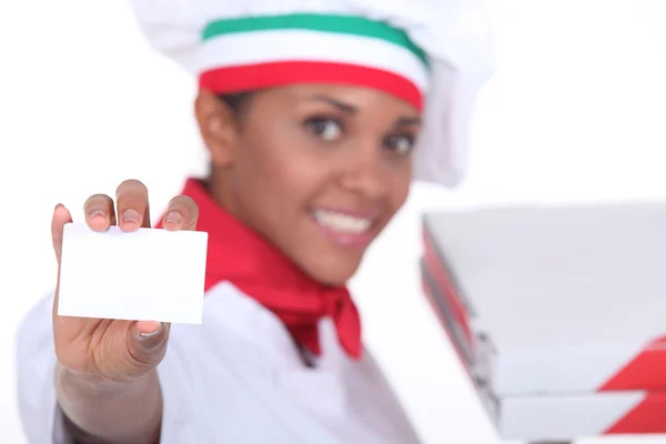 Chef de pizza sosteniendo una tarjeta de visita en blanco —  Fotos de Stock