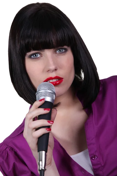 Morena cantando em microfone — Fotografia de Stock