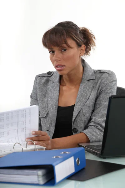 Serious businesswoman at her desk — Stockfoto