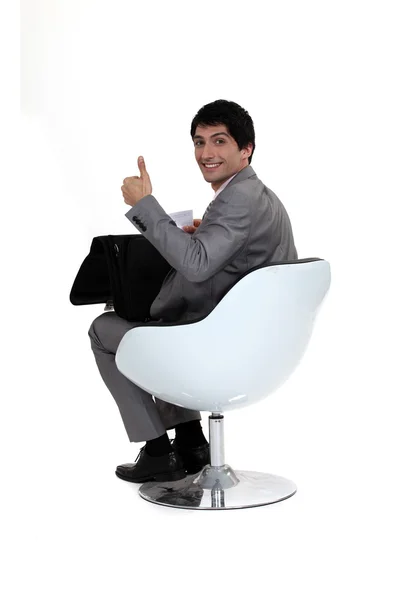 Усміхнений бізнесмен дає великий палець вгору — стокове фото