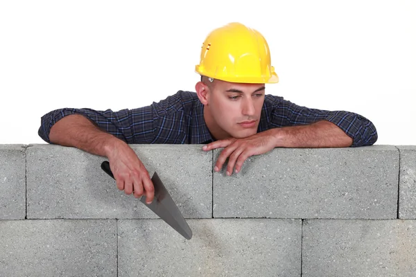 Un muratore annoiato . — Foto Stock