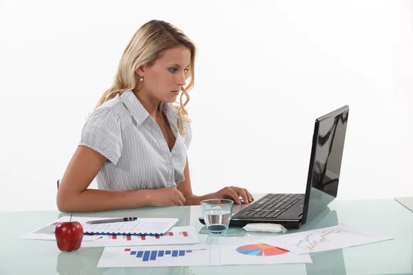 Woman working in marketing — Stock Photo, Image