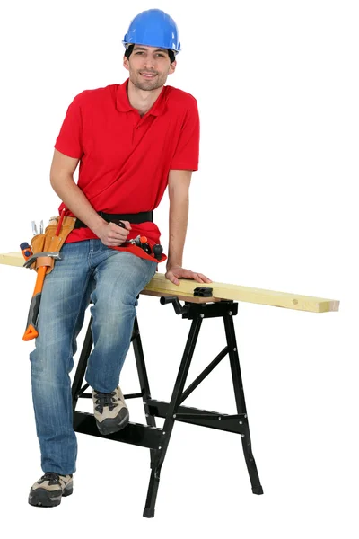 Um carpinteiro sentado em uma chave de trabalho . — Fotografia de Stock