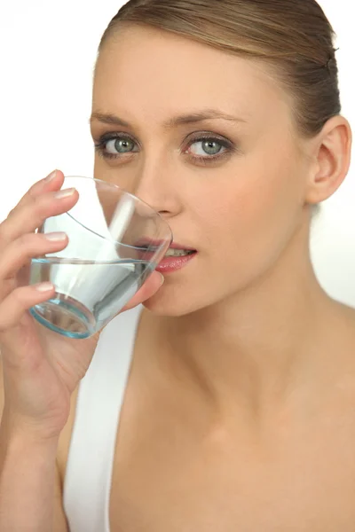 Blond boire un verre d'eau — Photo