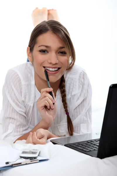 Vrouw bijten pen — Stockfoto