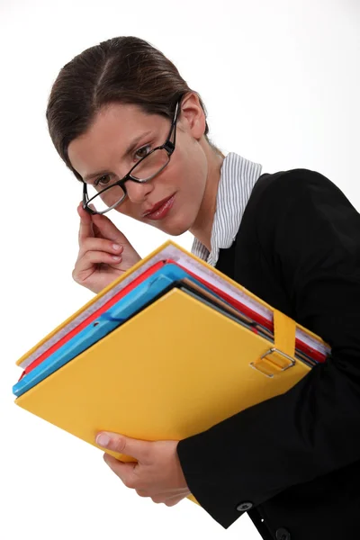 Kobieta z okulary i foldery w ręku — Zdjęcie stockowe