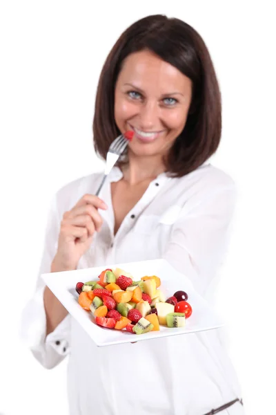 Жінка показує тарілку фруктів — стокове фото