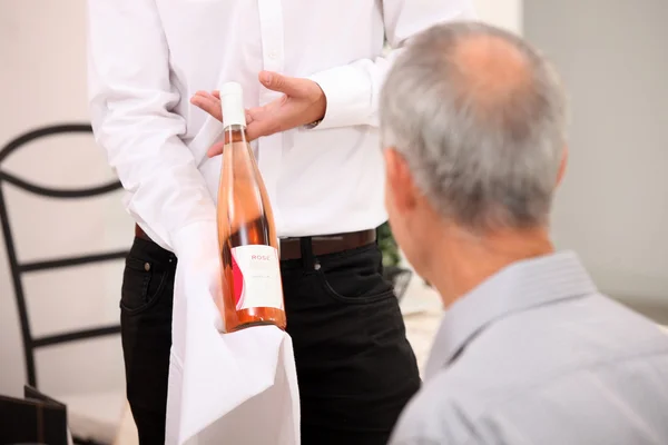 Pincérnő bort egy étteremmel szolgálja — Stock Fotó