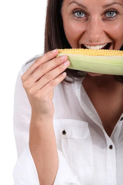 Vrouw eten maïs op de kolf — Stockfoto
