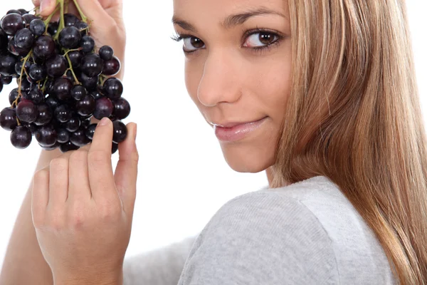 Młoda kobieta na delektowaniu się zmysłowo winogron — Zdjęcie stockowe