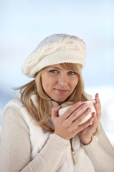 Pretty girl drinking tea by wintry day — Stock Photo, Image