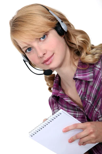 Geschäftsfrau mit Kopfhörer und Notizblock — Stockfoto