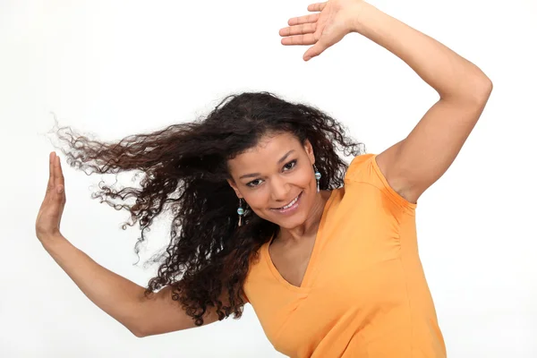 Opgewonden brunette met haar armen aan de orde gesteld in de lucht — Stockfoto