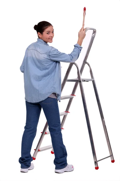 Ventilador de bricolaje femenino con pincel y escalera —  Fotos de Stock