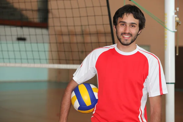 Mann spielt Volleyball — Stockfoto
