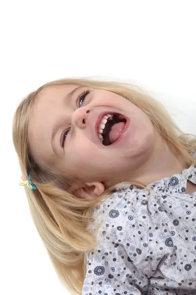 Маленька дівчинка, сміючись — стокове фото
