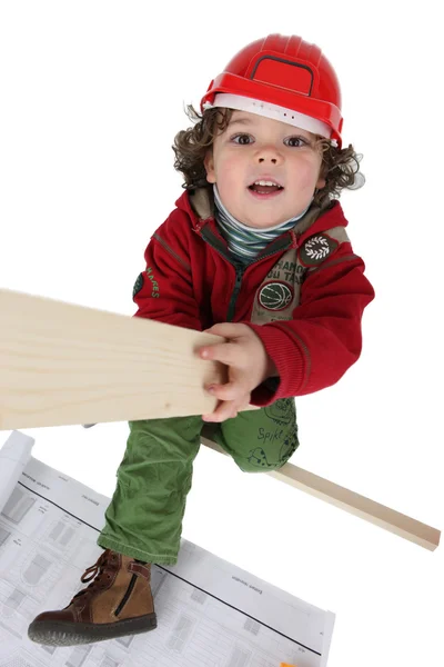 Petit garçon prétendant être charpentier — Photo