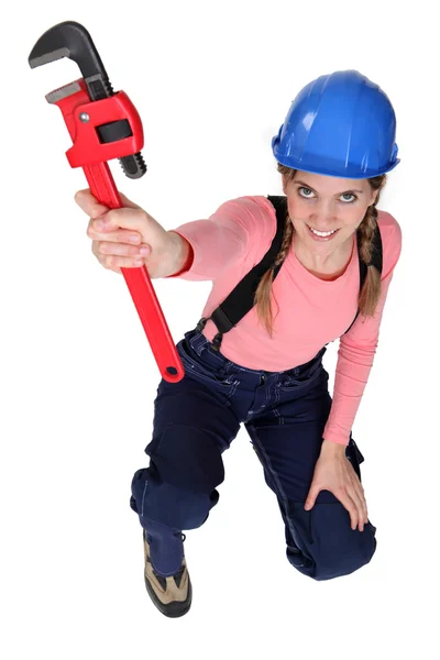 Женщина-работница держит гаечный ключ — стоковое фото