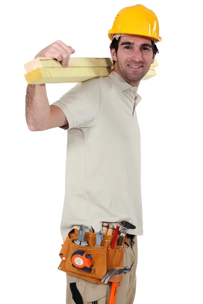 在他的背上携带木制的板条的工匠 — 图库照片