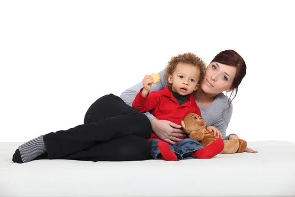 Retrato de mãe posando com filho mestiço — Fotografia de Stock