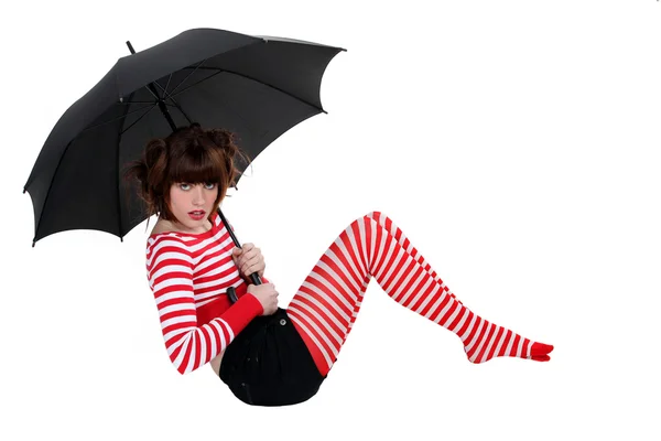 Сексуальна жінка в смугастих панчохах тримає парасольку — стокове фото