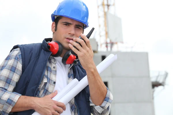 Tradesman speaking into a walkie talkie — Stock Photo, Image