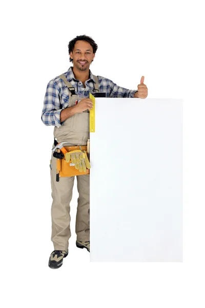 Tradesman usando um quadrado de tentativa para medir uma placa — Fotografia de Stock