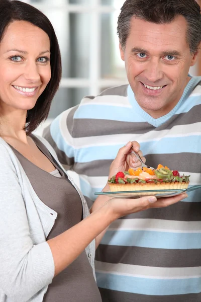 Paar isst Kuchen — Stockfoto