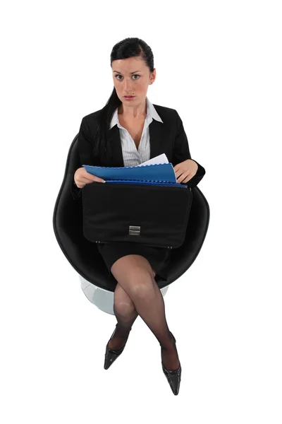 Geschäftsfrau überprüft ihre Akten vor einem Treffen — Stockfoto