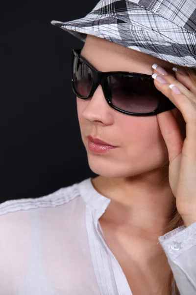 Ritratto di giovane donna con occhiali da sole e cappuccio — Foto Stock