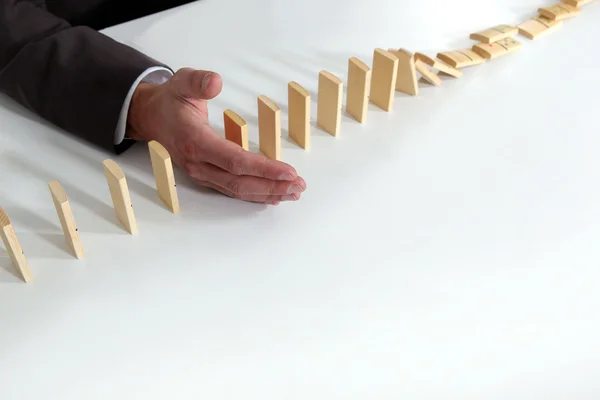 Main d'un homme jouant avec des dominos — Photo