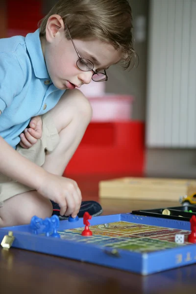 Liten pojke spelar ensam — Stockfoto