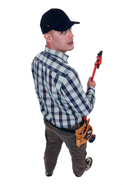 Ein Klempner mit einem Schraubenschlüssel. — Stockfoto