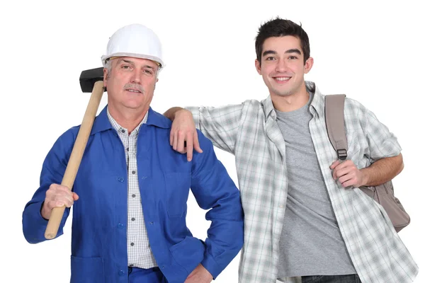 Arbeider en een jonge man met een rugzak — Stockfoto