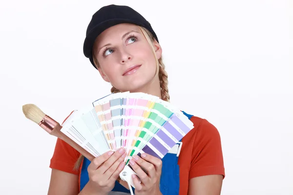 Kobieta, wybór koloru na próbki — Zdjęcie stockowe